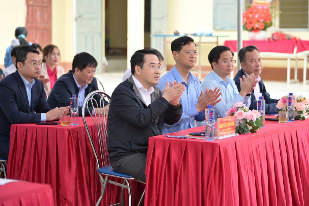 Chủ tịch UBND tỉnh Lào Cai Nguyễn Tuấn Anh tham dự Ngày hội