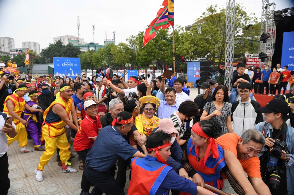 Đông đảo Nhân dân và du khách tham gia cổ vũ cho các đội Đông đảo Nhân dân và du khách tham gia cổ vũ cho các đội