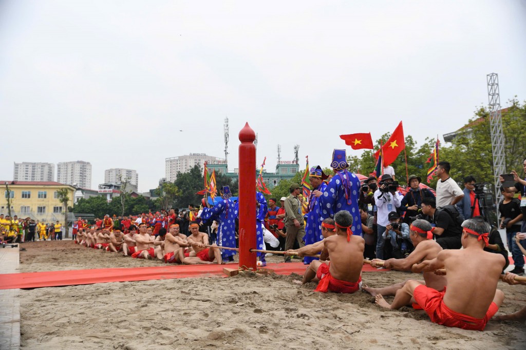 Sôi nổi hoạt động kéo co Sôi nổi hoạt động kéo co