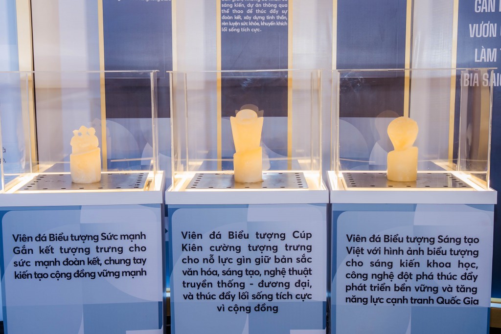 Bộ sưu tập Viên Đá Biểu Tượng được làm từ bia Sài Gòn đại diện cho 6 lĩnh vực của giải thưởng Bộ sưu tập Viên Đá Biểu Tượng được làm từ bia Sài Gòn đại diện cho 6 lĩnh vực của giải thưởng