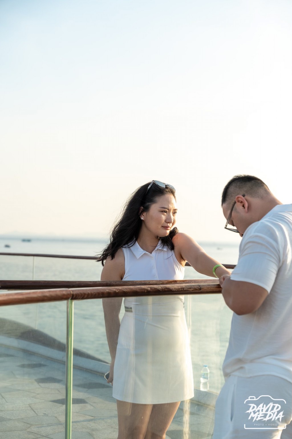 Khoảng trống của Cầu Hôn chỉ được lấp đầy bởi cái ôm, nụ hôn và cả khoảnh khắc trao nhẫn đính ước. Ảnh: David Media Khoảng trống của Cầu Hôn chỉ được lấp đầy bởi cái ôm, nụ hôn và cả khoảnh khắc trao nhẫn đính ước. Ảnh: David Media