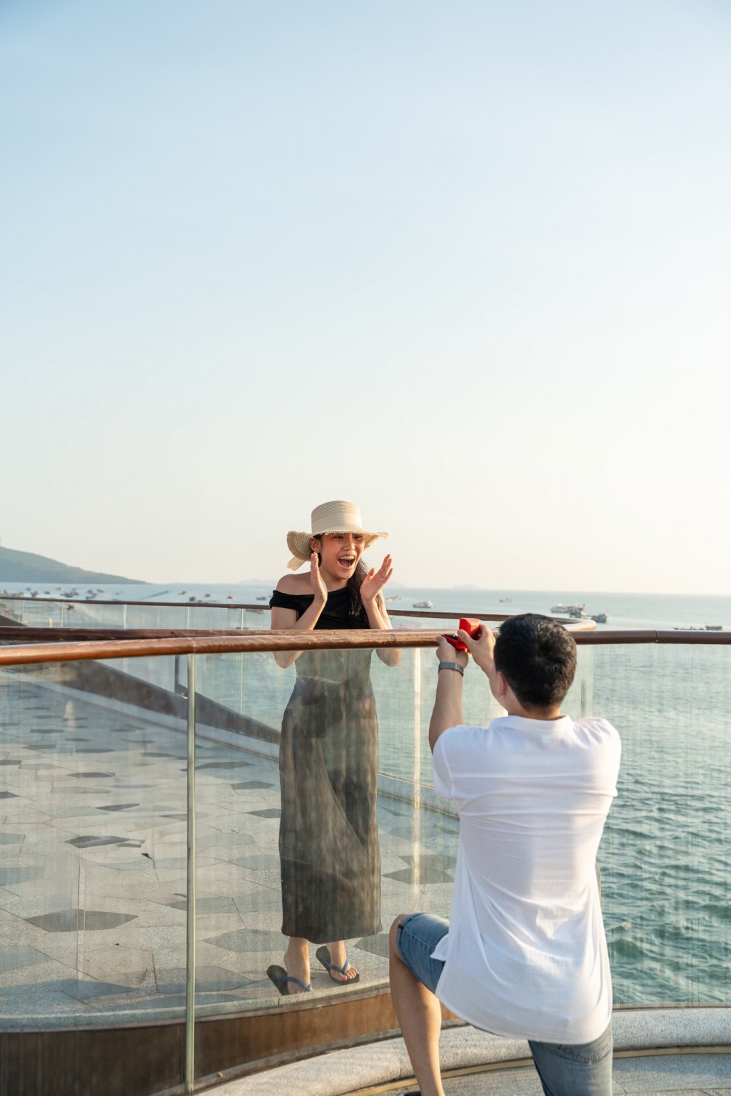 Khoảnh khắc bất ngờ đầy hạnh phúc của cô gái được cầu hôn trên Cầu Hôn. Ảnh: David Media Khoảnh khắc bất ngờ đầy hạnh phúc của cô gái được cầu hôn trên Cầu Hôn. Ảnh: David Media