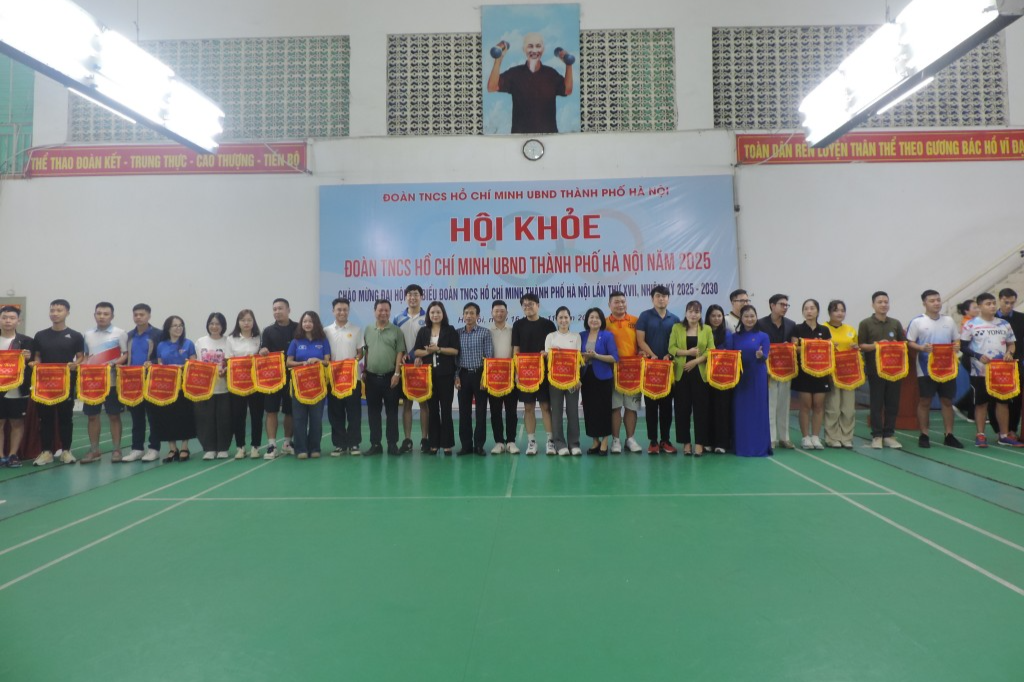 Các vị đại biểu trao tặng cờ lưu niệm đến các đoàn thể thao Các vị đại biểu trao tặng cờ lưu niệm đến các đoàn thể thao