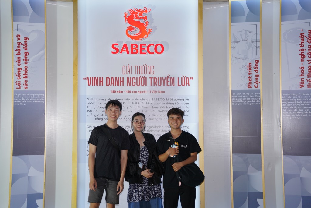 Khách tham quan tìm hiểu về Giải thưởng “Vinh danh Người truyền lửa” Khách tham quan tìm hiểu về Giải thưởng “Vinh danh Người truyền lửa”