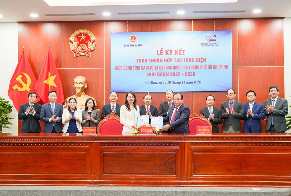 Đại diện lãnh đạo Ủy ban nhân dân tỉnh Cà Mau (bên phải) và Đại học Quốc gia Thành phố Hồ Chí Minh ký kết hợp tác