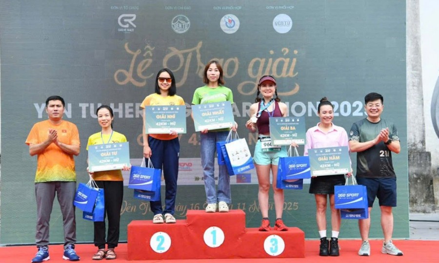 Ban tổ chức trao giải cho các VĐV nữ xuất sắc của giải Ban tổ chức trao giải cho các VĐV nữ xuất sắc của giải