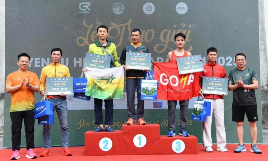 Ban tổ chức trao giải cho các VĐV nam xuất sắc của giải Ban tổ chức trao giải cho các VĐV nam xuất sắc của giải