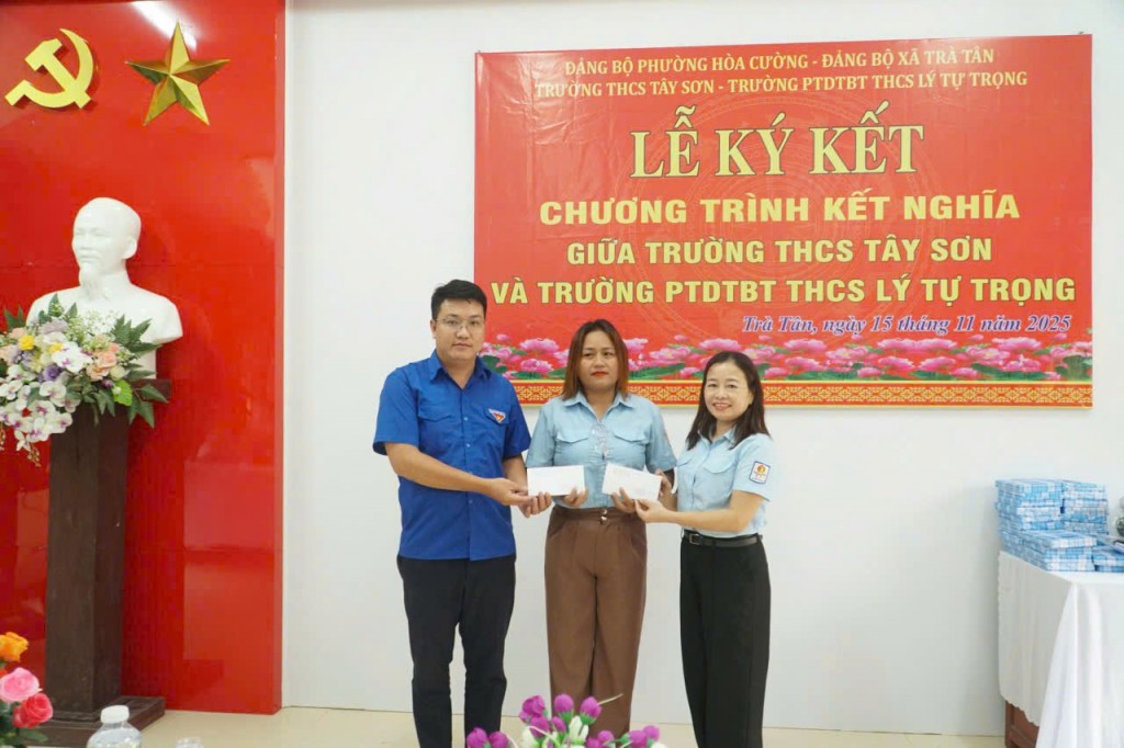 Nguồn kinh phí gần 200 triệu đồng được đóng góp bởi toàn thể Ban Giám hiệu, giáo viên, học sinh, phụ huynh trường THCS Tây Sơn và các mạnh thường quân, thể hiện tinh thần đồng lòng sẻ chia. Nguồn kinh phí gần 200 triệu đồng được đóng góp bởi toàn thể Ban Giám hiệu, giáo viên, học sinh, phụ huynh trường THCS Tây Sơn và các mạnh thường quân, thể hiện tinh thần đồng lòng sẻ chia.