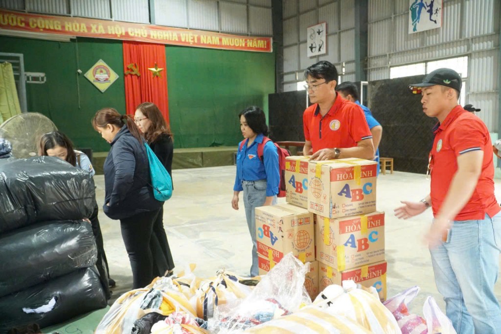 Những phần quà ý nghĩa được chuyển tới tận tay các em học sinh trường THCS Lý Tự Trọng, nhằm chung tay giúp đỡ các em vượt qua hậu quả nặng nề của thiên tai và sớm ổn định cuộc sống. Những phần quà ý nghĩa được chuyển tới tận tay các em học sinh trường THCS Lý Tự Trọng, nhằm chung tay giúp đỡ các em vượt qua hậu quả nặng nề của thiên tai và sớm ổn định cuộc sống.