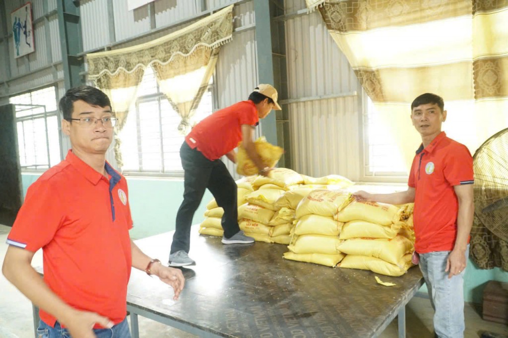 Chuyến hành trình của Ban Giám hiệu trường THCS Tây Sơn mang theo những phần quà ý nghĩa nhằm sẻ chia khó khăn với các em học sinh vùng cao. Chuyến hành trình của Ban Giám hiệu trường THCS Tây Sơn mang theo những phần quà ý nghĩa nhằm sẻ chia khó khăn với các em học sinh vùng cao.