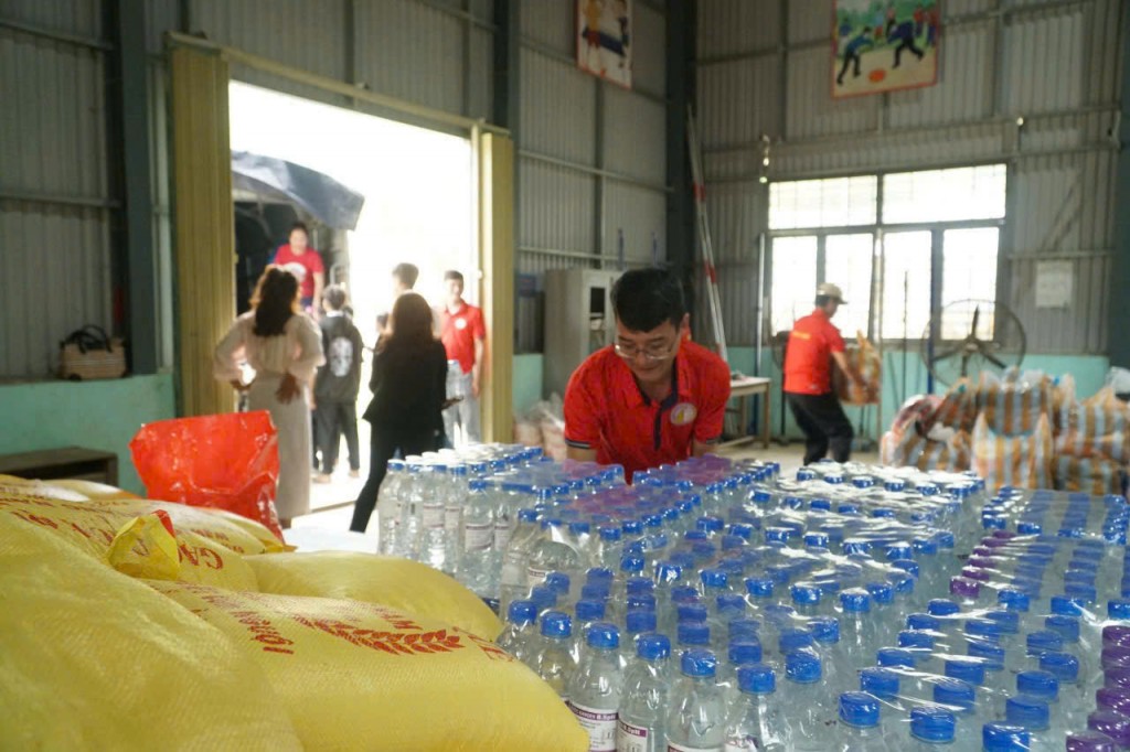 Những phần quà ý nghĩa được chuyển tới tận tay các em học sinh trường THCS Lý Tự Trọng, nhằm chung tay giúp đỡ các em vượt qua hậu quả nặng nề của thiên tai và sớm ổn định cuộc sống. Những phần quà ý nghĩa được chuyển tới tận tay các em học sinh trường THCS Lý Tự Trọng, nhằm chung tay giúp đỡ các em vượt qua hậu quả nặng nề của thiên tai và sớm ổn định cuộc sống.