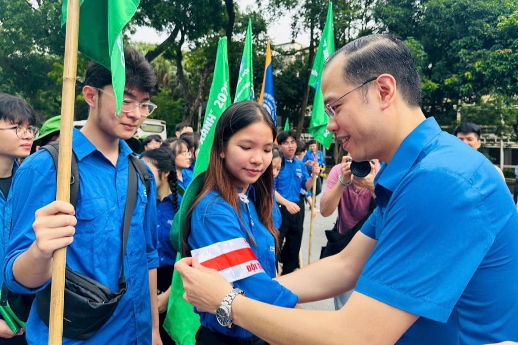 Thành ủy viên, Bí thư Thành đoàn, Chủ tịch Hội Sinh viên Việt Nam thành phố Hà Nội Nguyễn Tiến Hưng trao thẻ đội trưởng tới các đội hình tại Lễ xuất quân Chiến dịch sinh viên tình nguyện “Mùa hè xanh” năm 2025 Thành ủy viên, Bí thư Thành đoàn, Chủ tịch Hội Sinh viên Việt Nam thành phố Hà Nội Nguyễn Tiến Hưng trao thẻ đội trưởng tới các đội hình tại Lễ xuất quân Chiến dịch sinh viên tình nguyện “Mùa hè xanh” năm 2025