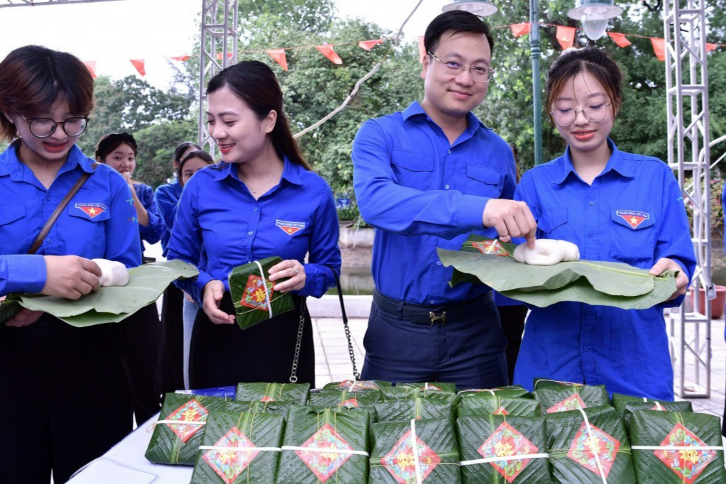 Phó Bí thư Thành đoàn Hà Nội Trần Quang Hưng động viên tham quan các gian hàng tại Ngày hội Tuổi trẻ Thủ đô cống hiến, trưởng thành