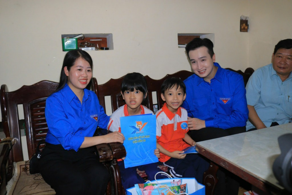 Phó Bí thư Thành đoàn, Chủ tịch Hội đồng Đội thành phố Hà Nội Đào Đức Việt tặng quà đến thiếu nhi có hoàn cảnh khó khăn Phó Bí thư Thành đoàn, Chủ tịch Hội đồng Đội thành phố Hà Nội Đào Đức Việt tặng quà đến thiếu nhi có hoàn cảnh khó khăn
