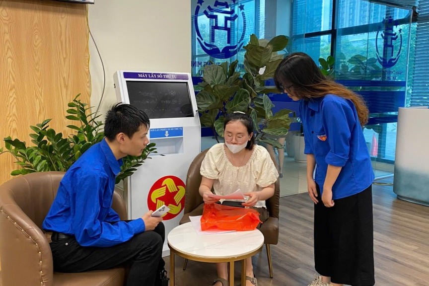 Thanh niên Thủ đô hỗ trợ người dân chuyển đổi số Thanh niên Thủ đô hỗ trợ người dân chuyển đổi số