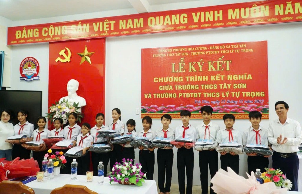 Đà Nẵng: Những phần quà ý nghĩa của thầy trò trường THCS Tây Sơn