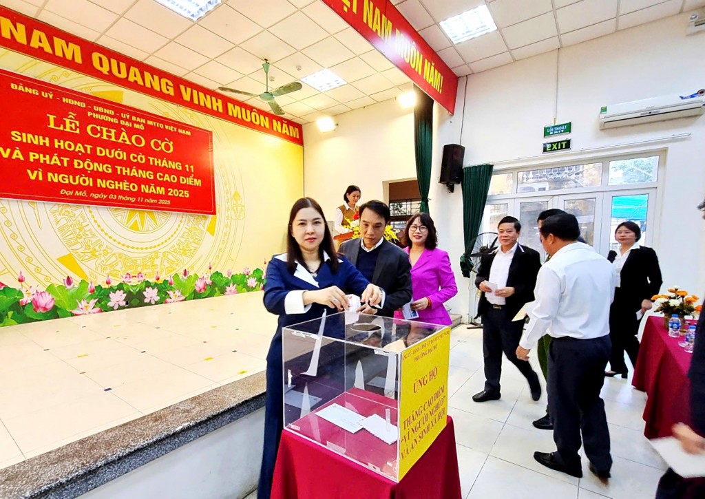 Các đồng chí lãnh đạo, cán bộ, công chức, viên chức, người lao động và Nhân dân phường Đại Mỗ quyên góp ủng hộ ngay tại buổi lễ Các đồng chí lãnh đạo, cán bộ, công chức, viên chức, người lao động và Nhân dân phường Đại Mỗ quyên góp ủng hộ ngay tại buổi lễ