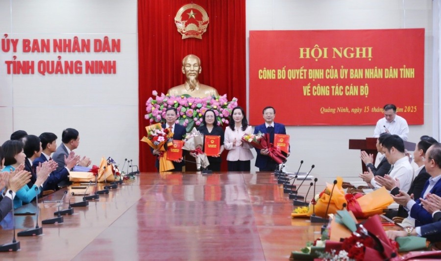 Đồng chí Nguyễn Thị Hạnh, Phó Chủ tịch UBND tỉnh trao quyết định cho các đồng chí lãnh đạo Ban Xúc tiến Đầu tư, Thương mại và Du lịch tỉnh Quảng Ninh. Đồng chí Nguyễn Thị Hạnh, Phó Chủ tịch UBND tỉnh trao quyết định cho các đồng chí lãnh đạo Ban Xúc tiến Đầu tư, Thương mại và Du lịch tỉnh Quảng Ninh.