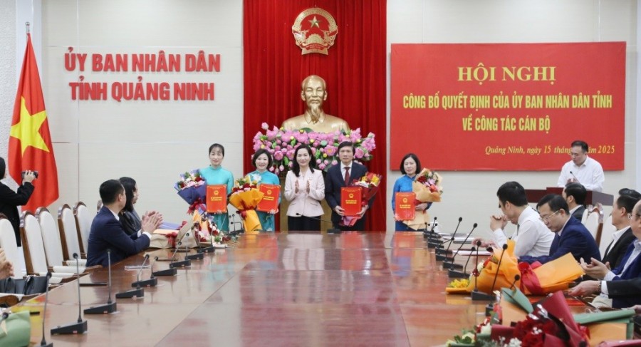 Đồng chí Nguyễn Thị Hạnh, Phó Chủ tịch UBND tỉnh trao quyết định cho các đồng chí lãnh đạo Bệnh viện Việt Nam – Thụy Điển Uông Bí, Trường Cao đẳng Y tế Quảng Ninh. Đồng chí Nguyễn Thị Hạnh, Phó Chủ tịch UBND tỉnh trao quyết định cho các đồng chí lãnh đạo Bệnh viện Việt Nam – Thụy Điển Uông Bí, Trường Cao đẳng Y tế Quảng Ninh.