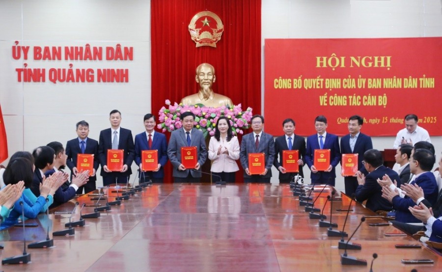 Phó Chủ tịch UBND Tỉnh Quảng Ninh Nguyễn Thị Hạnh trao Quyết định cho các lãnh đạo Ban Quản lý di sản thế giới vịnh Hạ Long - Yên Tử. Phó Chủ tịch UBND Tỉnh Quảng Ninh Nguyễn Thị Hạnh trao Quyết định cho các lãnh đạo Ban Quản lý di sản thế giới vịnh Hạ Long - Yên Tử.