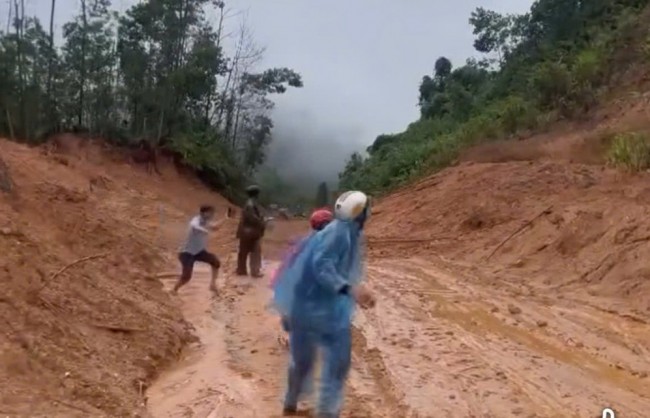 Sạt lở đất trên Quốc lộ 40B, người dân bỏ xe máy tháo chạy
