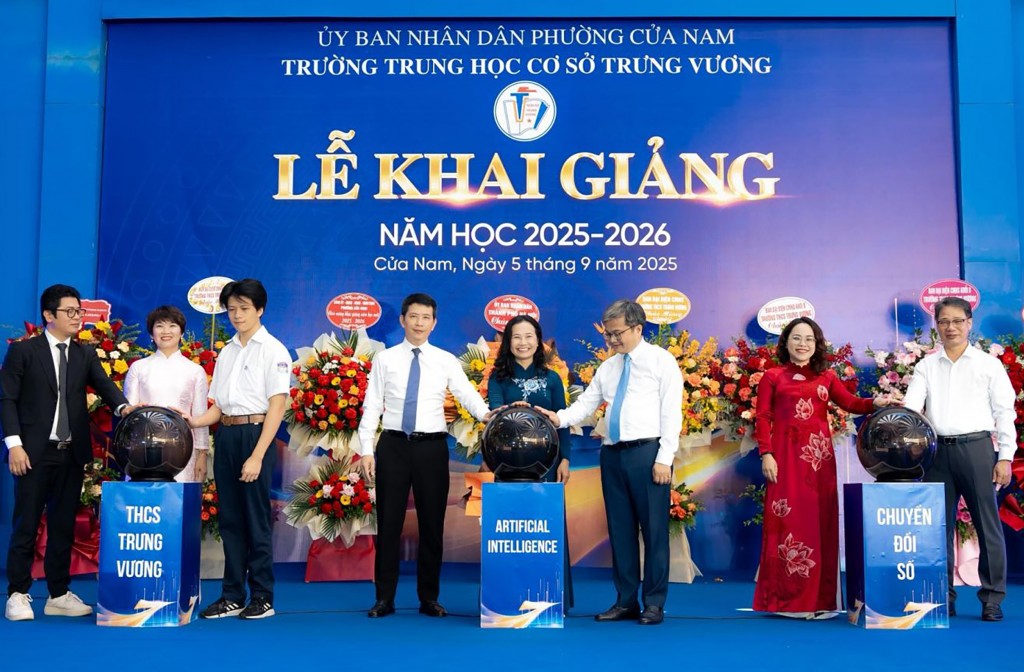 Phó Chủ tịch UBND TP Hà Nội Trương Việt Dũng cùng các đồng chí lãnh đạo Đảng ủy, UBND phường Cửa Nam, thầy giáo, cô giáo thực hiện nghi thức khai trương Đẩy mạnh chuyển đổi số, ứng dụng công nghệ AI trong giáo dục