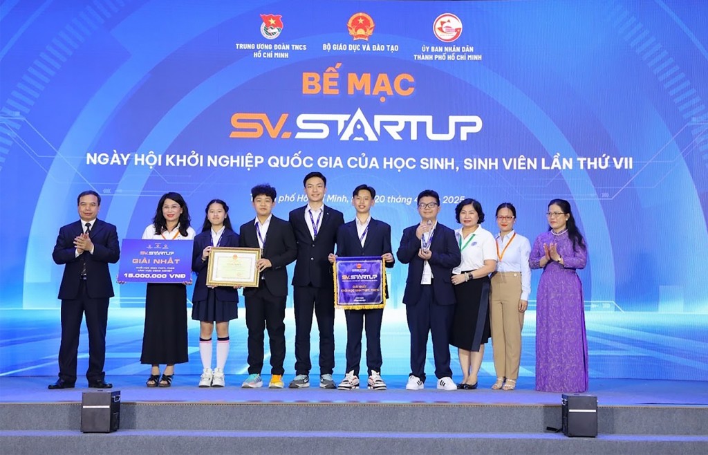 Đội thi Startup Ngô Sĩ Liên trong buổi Lễ trao giải vòng Chung kết cấp Quốc gia tháng 4/2025 Đội thi Startup Ngô Sĩ Liên trong buổi Lễ trao giải vòng Chung kết cấp Quốc gia tháng 4/2025