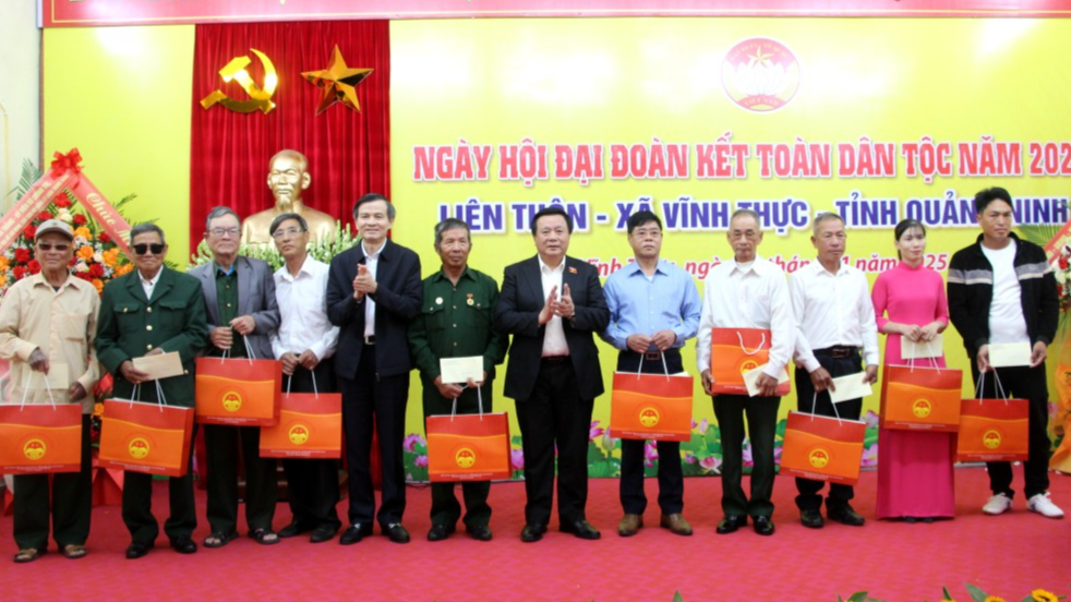 Đồng chí Nguyễn Xuân Thắng tặng quà cho các hộ gia đình chính sách tiêu biểu trên địa bàn xã Vĩnh Thực. Đồng chí Nguyễn Xuân Thắng tặng quà cho các hộ gia đình chính sách tiêu biểu trên địa bàn xã Vĩnh Thực.