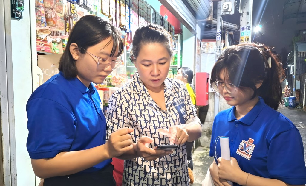 đến tận nhà dân, khu trọ để hướng dẫn sử dụng dịch vụ công trực tuyến. đến tận nhà dân, khu trọ để hướng dẫn sử dụng dịch vụ công trực tuyến.