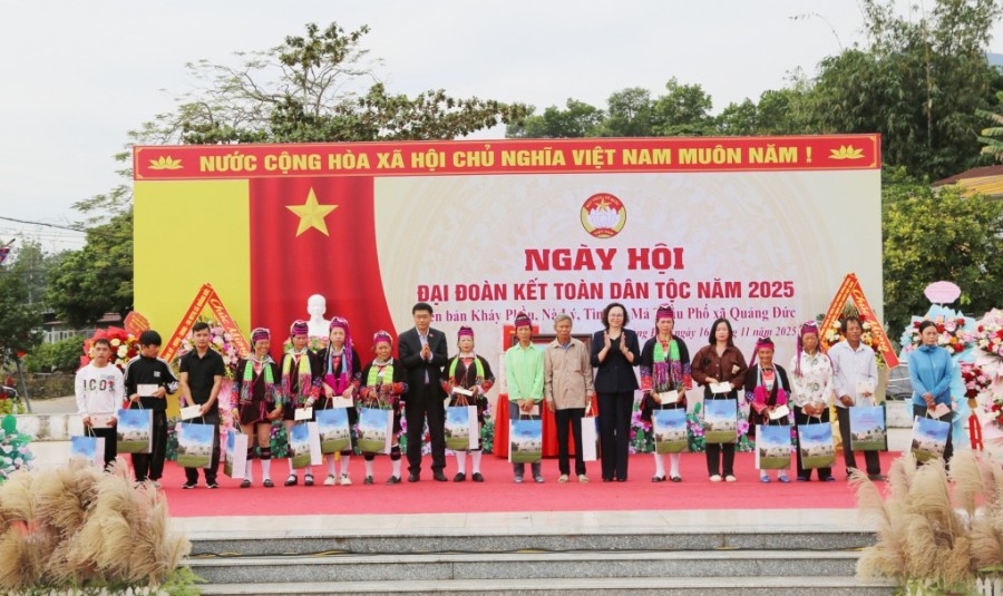 Các đại biểu tặng quà cho những hộ dân có hoàn cảnh khó khăn trên địa bàn 4 thôn. Các đại biểu tặng quà cho những hộ dân có hoàn cảnh khó khăn trên địa bàn 4 thôn.