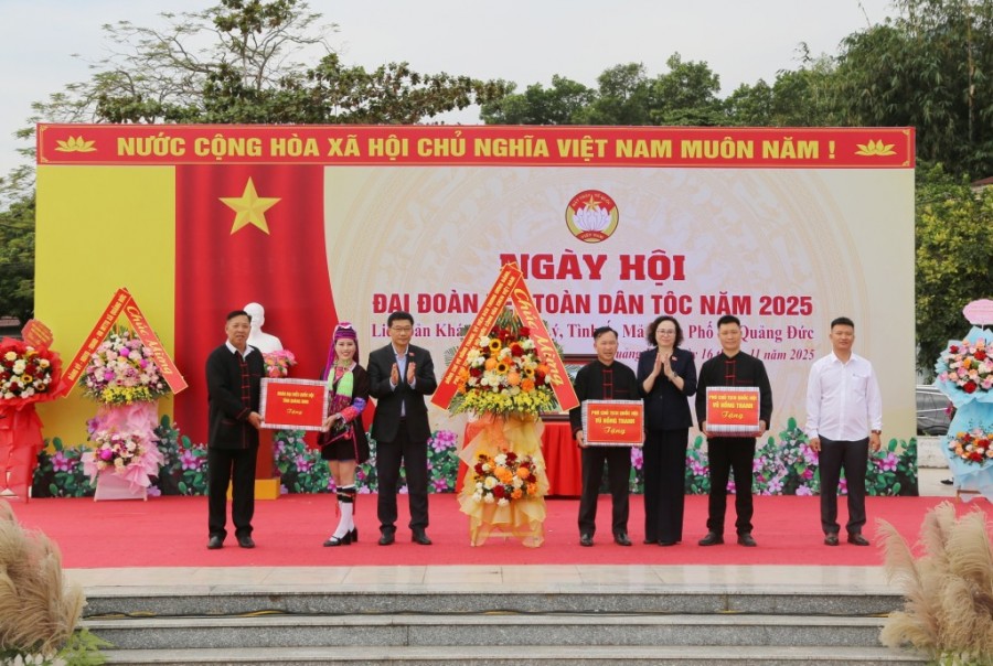 Phó Chủ tịch Quốc hội Vũ Hồng Thanh tặng quà cho 4 thôn nhân Ngày hội Đại đoàn kết toàn dân tộc. Phó Chủ tịch Quốc hội Vũ Hồng Thanh tặng quà cho 4 thôn nhân Ngày hội Đại đoàn kết toàn dân tộc.