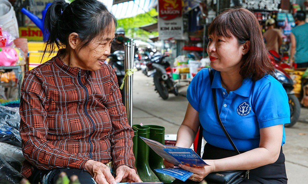 Nhân viên bảo hiểm xã hội TP Hà Nội hướng dẫn các chính sách BHXH, BHYT đến người cao tuổi Nhân viên bảo hiểm xã hội TP Hà Nội hướng dẫn các chính sách BHXH, BHYT đến người cao tuổi
