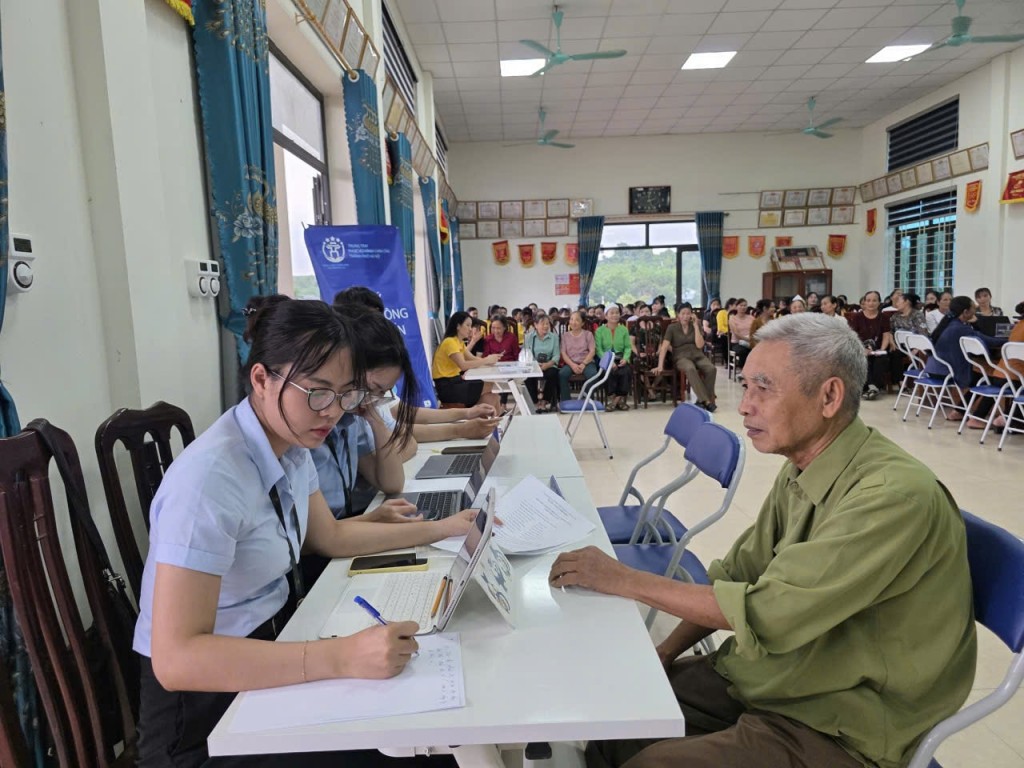 Người dân xã Mỹ Đức (Hà Nội) tìm hiểu các chính sách an sinh xã hội Người dân xã Mỹ Đức (Hà Nội) tìm hiểu các chính sách an sinh xã hội