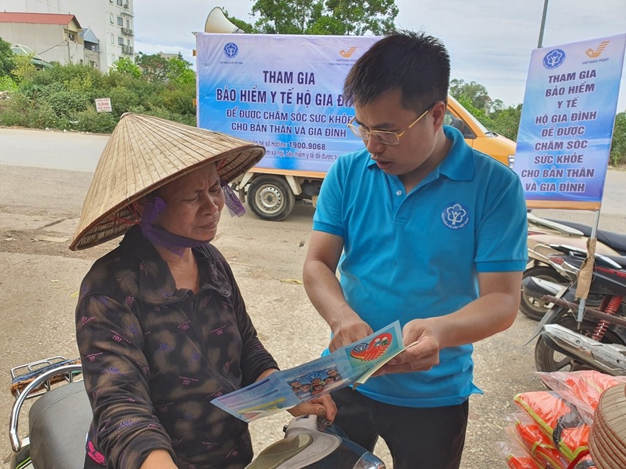 Người dân tìm hiểu các chính sách BHXH, BHYT Người dân tìm hiểu các chính sách BHXH, BHYT