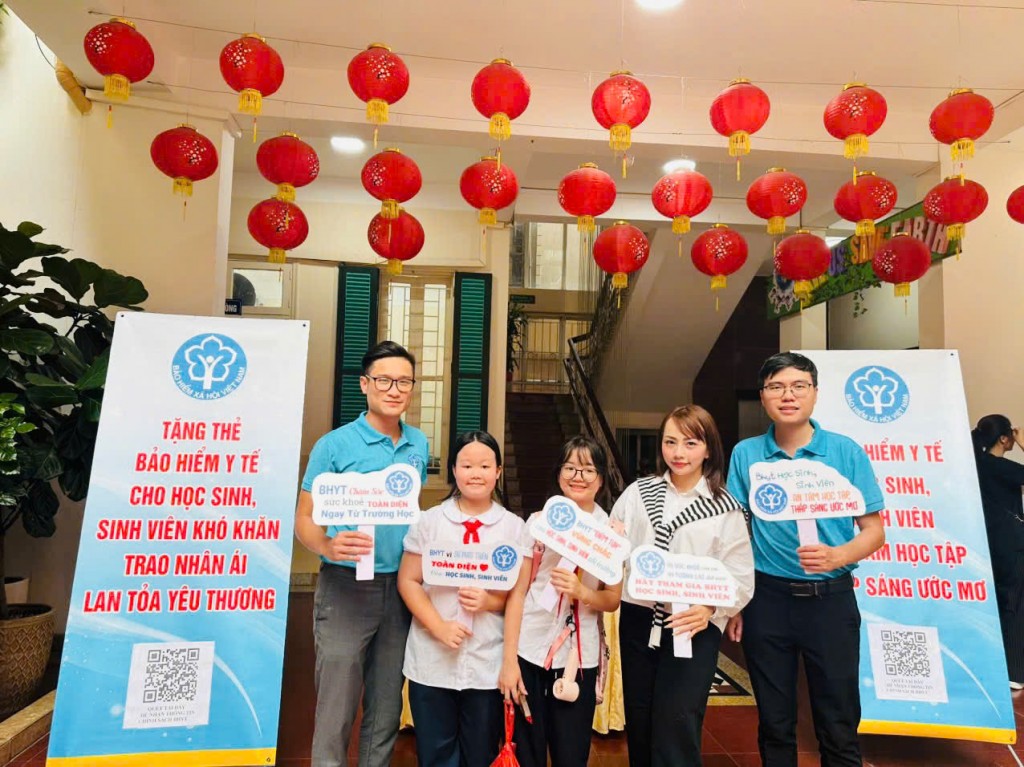 Chương trình tặng thẻ BHYT cho học sinh, sinh viên có hoàn cảnh khó khăn Chương trình tặng thẻ BHYT cho học sinh, sinh viên có hoàn cảnh khó khăn