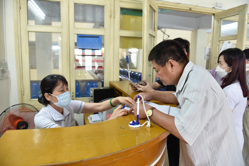 Người dân khám bệnh bằng thẻ BHYT Người dân khám bệnh bằng thẻ BHYT