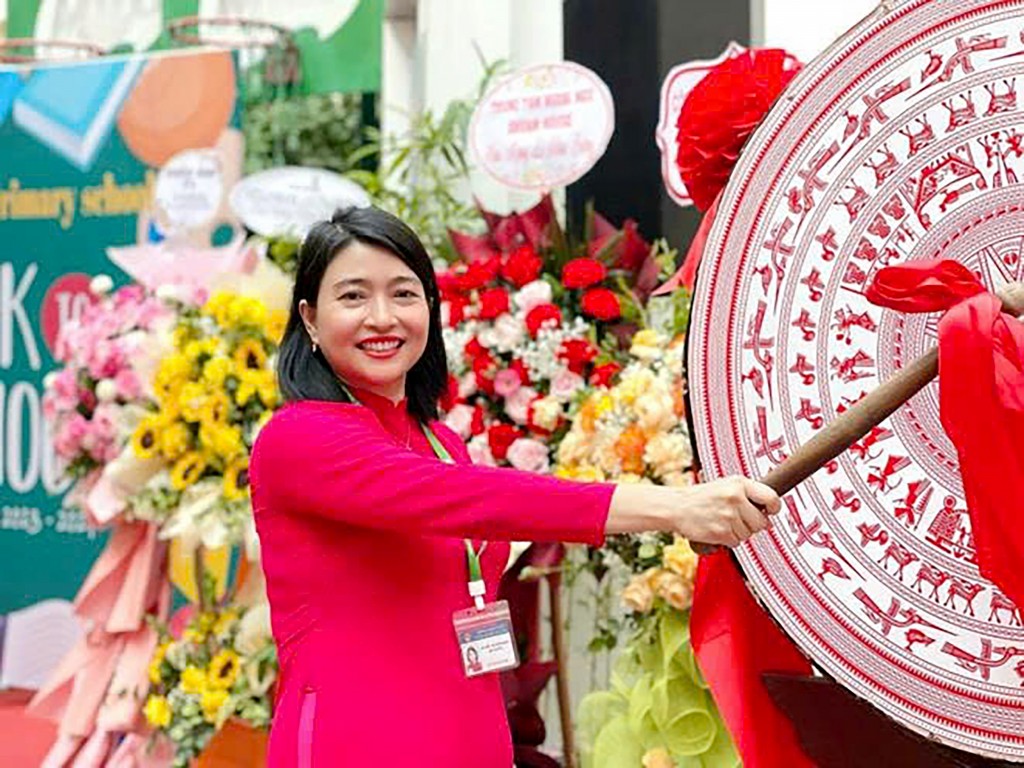 Nhà giáo Nguyễn Thị Bình Minh - Hiệu trưởng Trường Tiểu học Thăng Long đánh trống khai giảng năm học mới