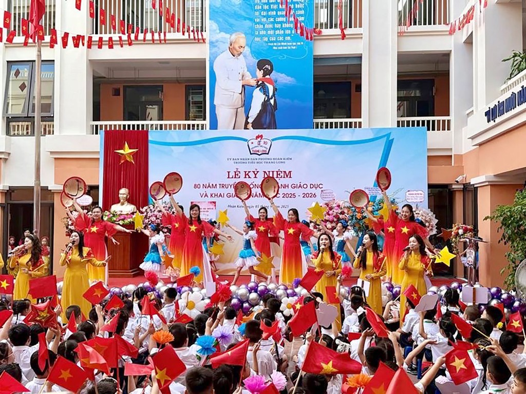 Tiết mục văn nghệ của giáo viên và học sinh Trường Tiểu học Thăng Long trong Lễ khai giải