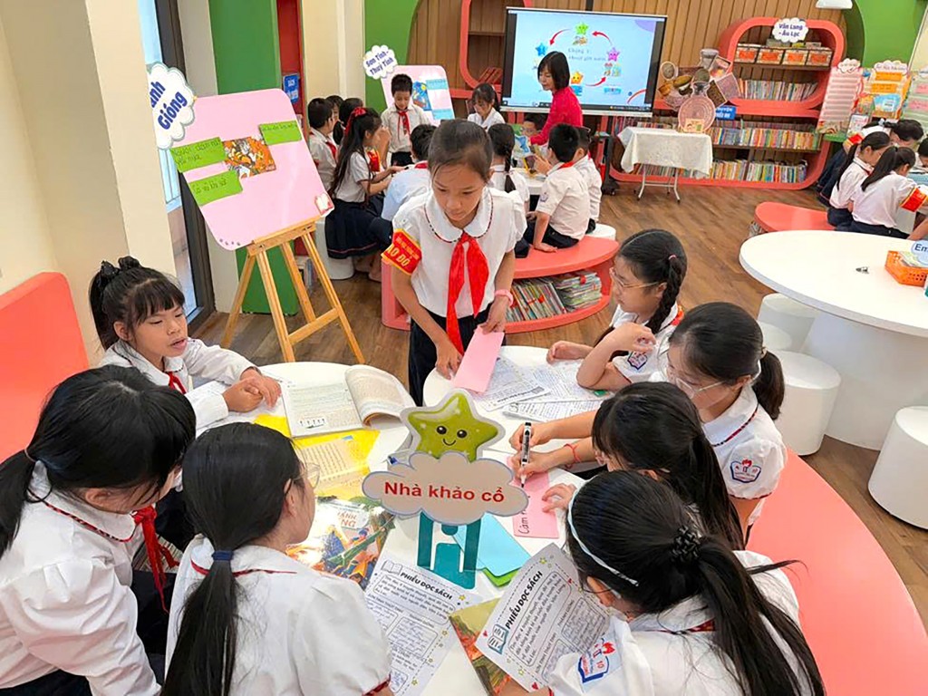 Học sinh Tiểu học Thăng Long học tại thư viện của nhà trường
