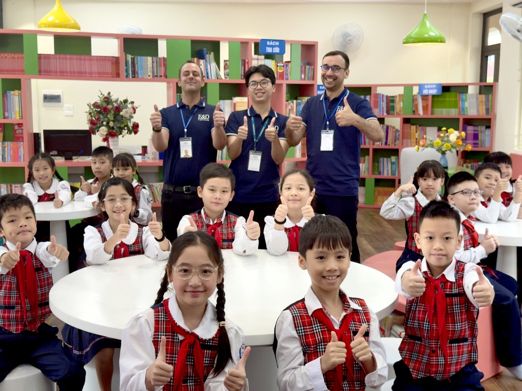 Giờ tiếng Anh liên kết học sinh học tiếng Anh với người nước ngoài