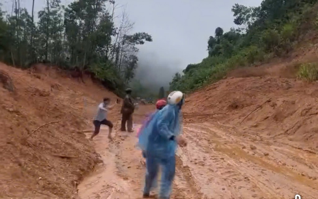 Sạt lở đất trên Quốc lộ 40B, người dân bỏ xe máy tháo chạy Sạt lở đất trên Quốc lộ 40B, người dân bỏ xe máy tháo chạy