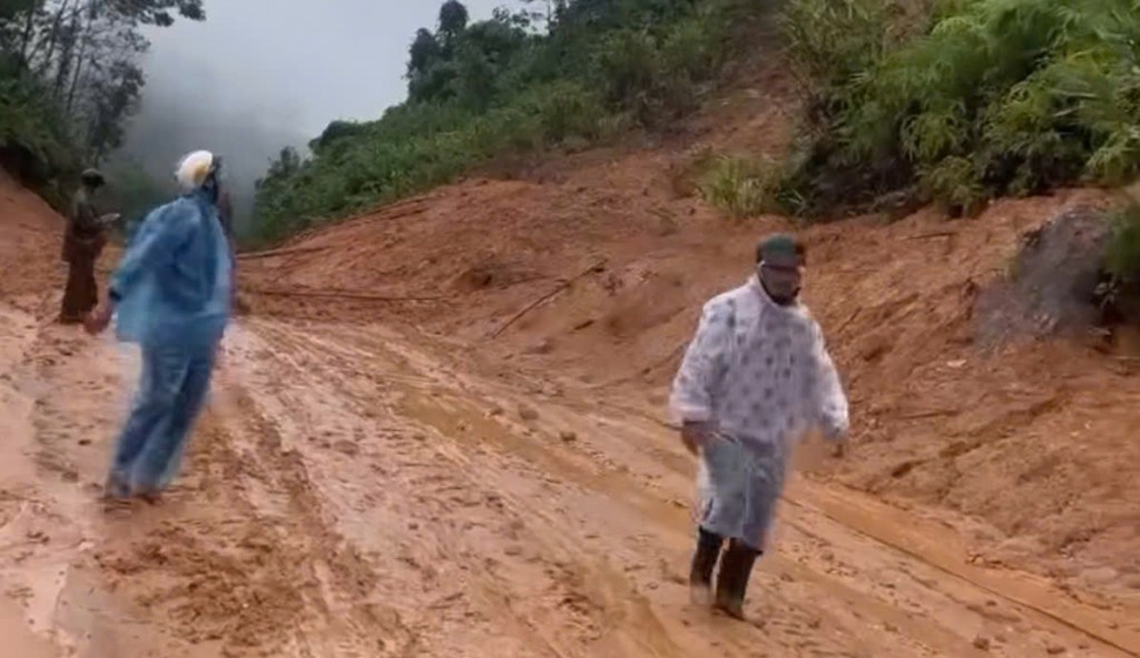 Sạt lở đất trên Quốc lộ 40B, người dân bỏ xe máy tháo chạy Sạt lở đất trên Quốc lộ 40B, người dân bỏ xe máy tháo chạy