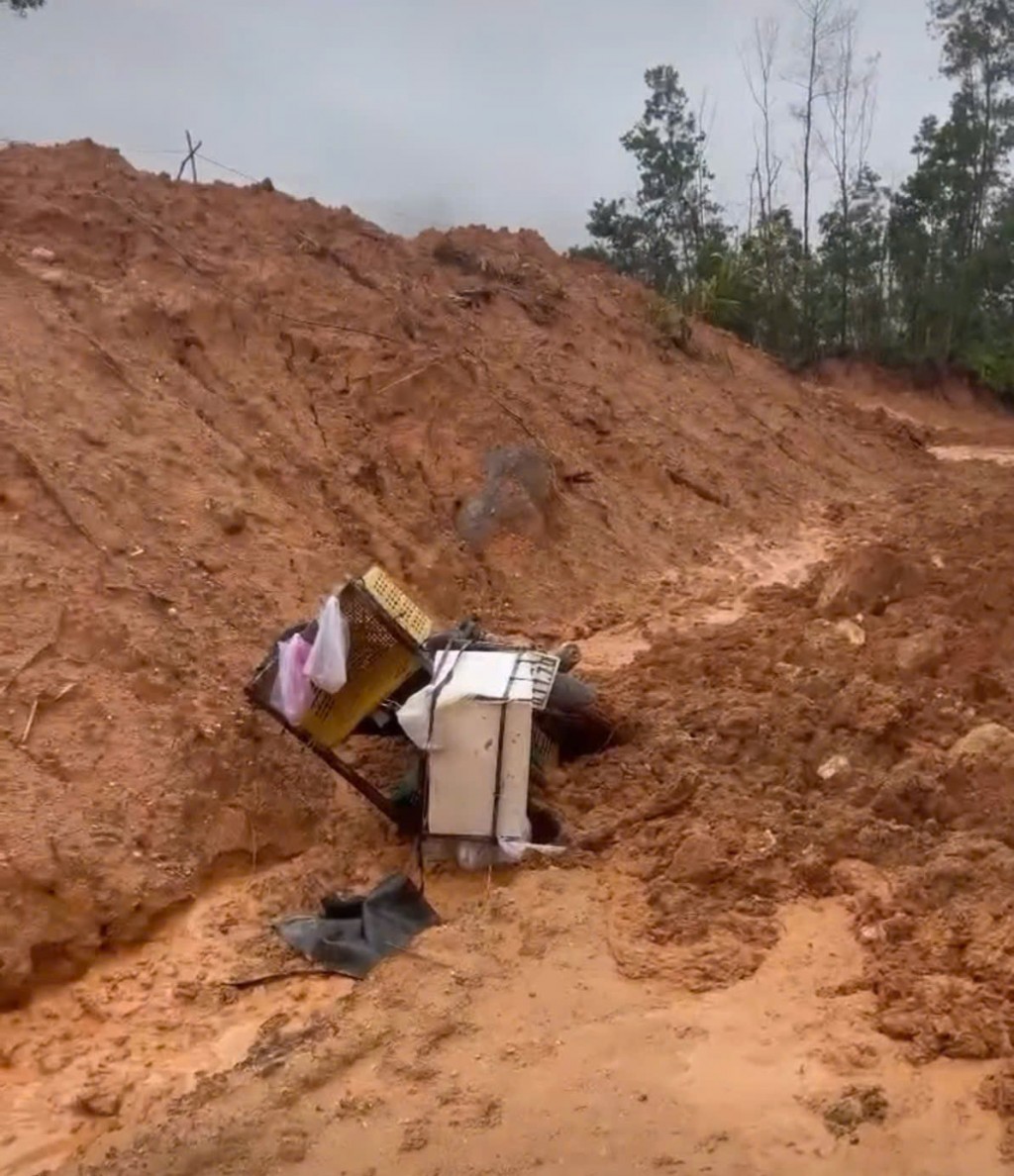 Sạt lở đất trên Quốc lộ 40B, người dân bỏ xe máy tháo chạy Sạt lở đất trên Quốc lộ 40B, người dân bỏ xe máy tháo chạy