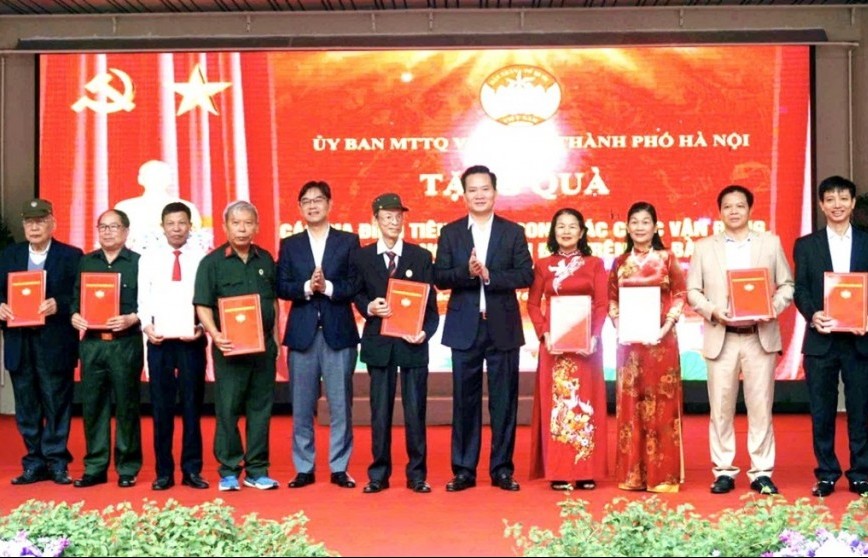 Người dân phường Phúc Lợi chung vui Ngày hội Đại đoàn kết