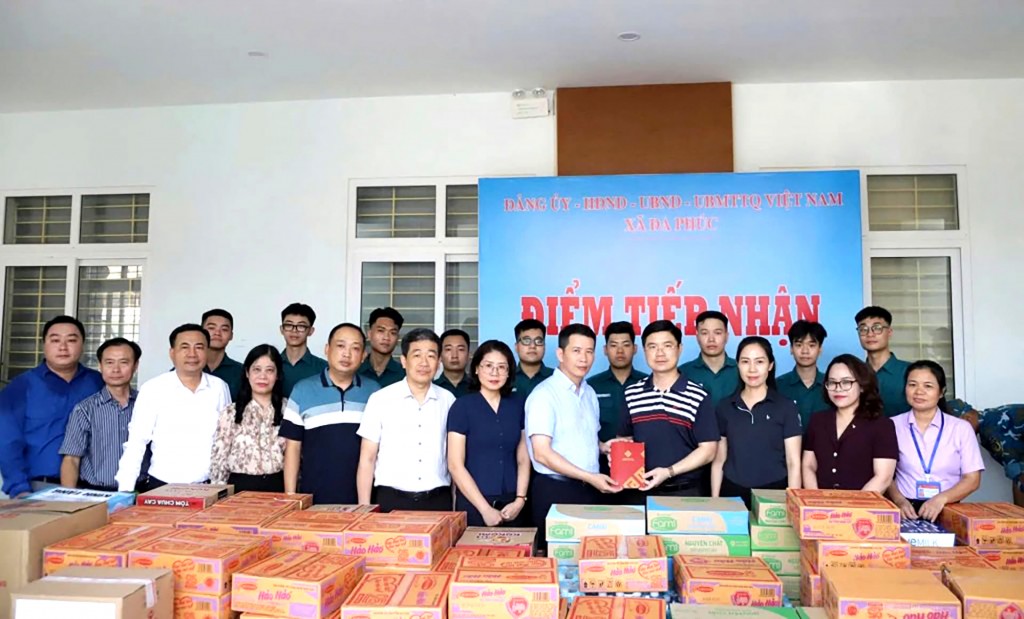 Các đồng chí lãnh đạo Đảng ủy, UBND, Ủy ban MTTQ phường Cửa Nam trao quà hỗ trợ người dân xã Trung Giã, Đa Phúc bị lũ lụt trong những ngày đầu tháng 10 vừa qua Các đồng chí lãnh đạo Đảng ủy, UBND, Ủy ban MTTQ phường Cửa Nam trao quà hỗ trợ người dân xã Trung Giã, Đa Phúc bị lũ lụt trong những ngày đầu tháng 10 vừa qua