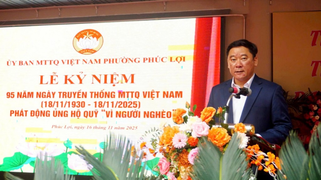 Đồng chí Đinh Xuân Hùng - Chủ tịch Ủy ban MTTQ Việt Nam phường Phúc Lợi báo cáo những kết quả nổi bật của Cuộc vận động “Toàn dân đoàn kết xây dựng nông thôn mới, đô thị văn minh” năm 2025. Ảnh: B.Duy.