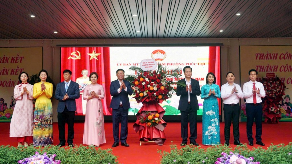 Lãnh đạo Đảng ủy - HĐND - UBND phường tặng hoa chúc mừng Ban Thường trực Ủy ban MTTQ Việt Nam phường Phúc Lợi. Ảnh: B.Duy.