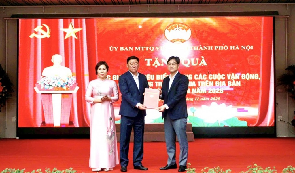 Đồng chí Nguyễn Văn Thắng - Thành ủy viên, Phó Chủ tịch Ủy ban MTTQ Việt Nam thành phố Hà Nội, Chủ tịch Liên đoàn Lao động Thành phố (phải ảnh) trao quà của Ủy ban MTTQ Việt Nam Thành phố tới Ủy ban MTTQ Việt Nam phường Phúc Lợi. Ảnh: B.Duy.