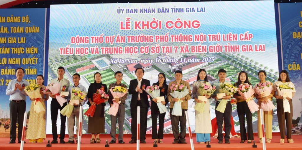 Phó Thủ tướng Hồ Quốc Dũng và Chủ tịch UBND tỉnh Phạm Anh Tuấn trao tặng các phần quà cho các thầy cô giáo Phó Thủ tướng Hồ Quốc Dũng và Chủ tịch UBND tỉnh Phạm Anh Tuấn trao tặng các phần quà cho các thầy cô giáo