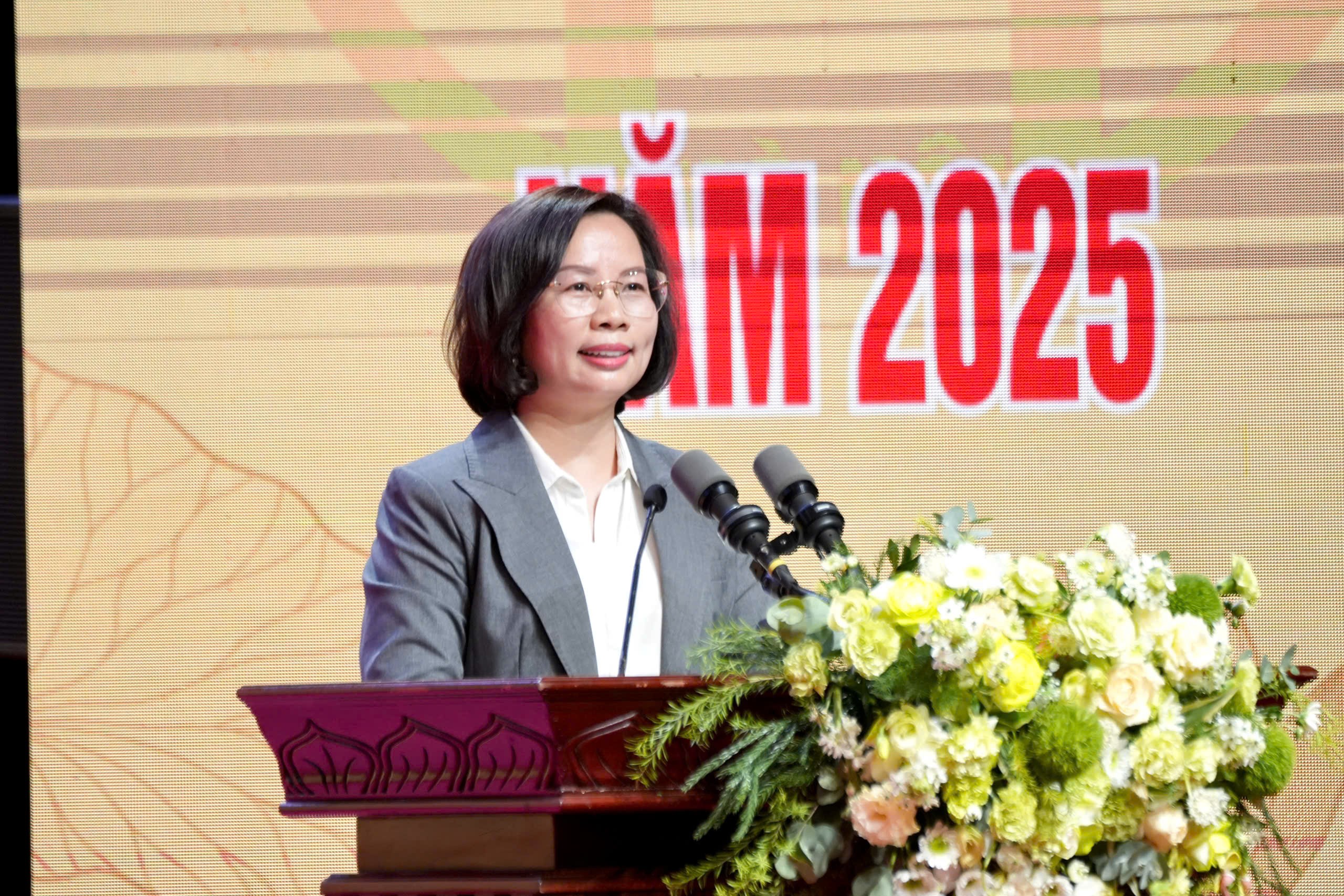 Ủy viên Ban Thường vụ Thành ủy, Chủ tịch Ủy ban MTTQ Việt Nam TP Hà Nội Bùi Huyền Mai phát biểu tại chương trình